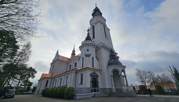 Pięknieje świątynia w Pionkach 