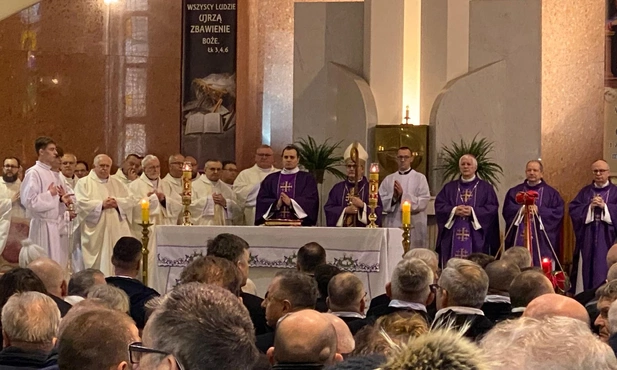 Katowice. Msza św. w 44. rocznicę pacyfikacji KWK Wujek