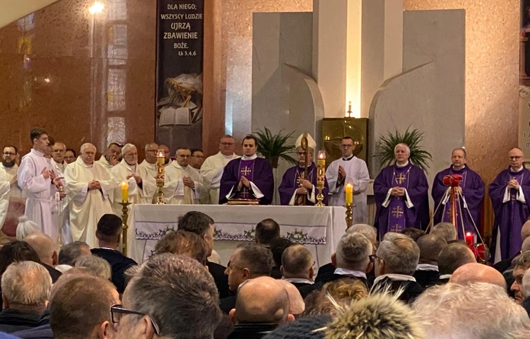 Katowice. Msza św. w 44. rocznicę pacyfikacji KWK Wujek