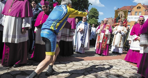 Zdjęcie z historią: Pielgrzym-rowerzysta