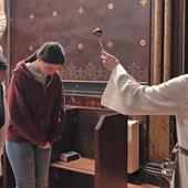 Niewierząca reżyserka zrobiła poruszający film o powołaniu, który podbił hiszpańskie kina. Nasza recenzja filmu „Niedziele”