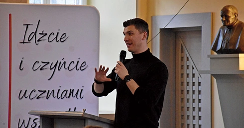 Gość mówił m.in. o słowach, które nie są duchowo neutralne – mogą błogosławić albo niszczyć.