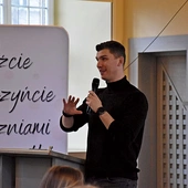 Gość mówił m.in. o słowach, które nie są duchowo neutralne – mogą błogosławić albo niszczyć.