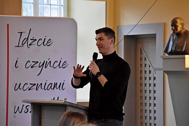 Gość mówił m.in. o słowach, które nie są duchowo neutralne – mogą błogosławić albo niszczyć.