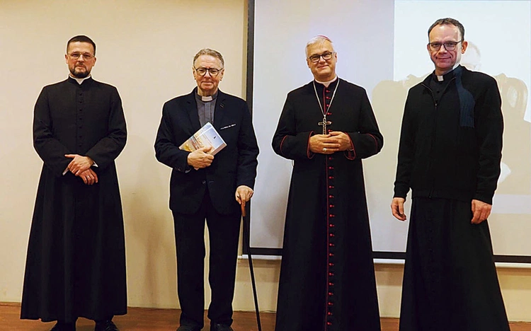 Podczas spotkania odbyło się uroczyste wręczenie „Studiów Elbląskich” jubilatowi – ks. Janowi Wiśniewskiemu, co zgromadzeni przyjęli brawami.