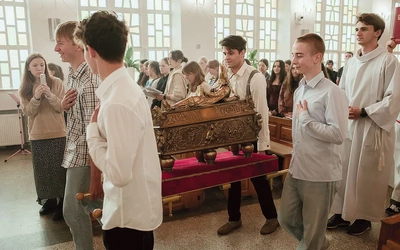 Na zdjęciu oazowicze z naszym patronem w Strzebielinie. Był to jeden z przystanków na trasie trwającej rok peregrynacji św. Wojciecha po wszystkich parafiach i wspólnotach zakonnych, która poprzedziła jubileuszowe obchody.