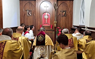  Bp Roman Pindel był pierwszym adorującym w czechowickiej kaplicy. 