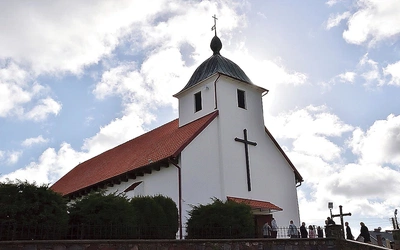 Świątynia znajduje się w centrum miejscowości.