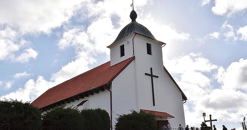 Świątynia znajduje się w centrum miejscowości.