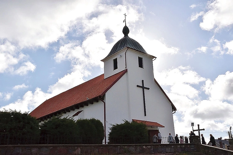 Świątynia znajduje się w centrum miejscowości.