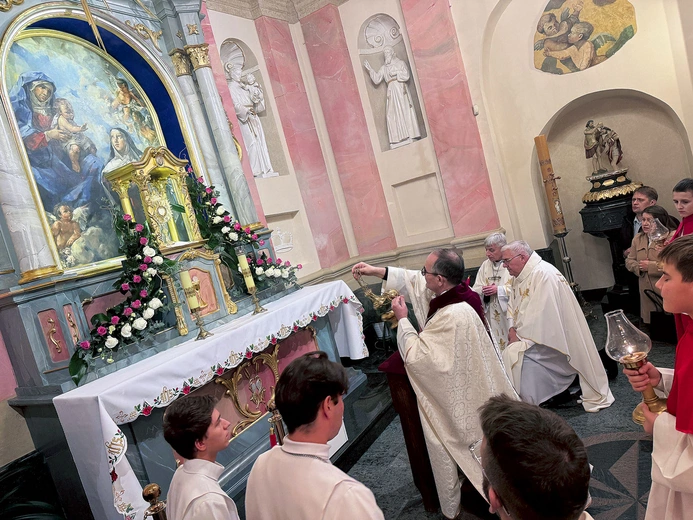 – Chciałbym was dzisiaj poprosić, byście adorując, zawsze modlili się tutaj o jedność – mówił metropolita, ustanawiając kaplicę wieczystej adoracji.