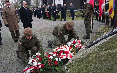 Uroczystość przy krzyżu i tablicy upamiętniającej represjonowanych. 