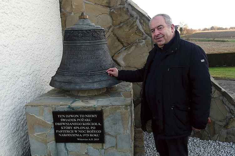 Ks. S. Lipowski przy dzwonie – niemym świadku pożaru. 