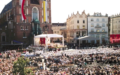 Ingresową  Mszę św.  abp. Dziwisza przed 20 laty, w której wzięło udział 80 tys. osób, odprawiono na Rynku Głównym, przy kościele Mariackim.