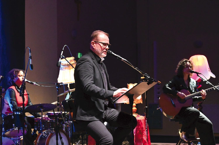  Arturowi Żmijewskiemu towarzyszyli na scenie córka Ewa Żmijewska, Shandrelica Casper, Wojciech Pilchowski oraz Andrzej „E-moll” Kowalczyk.