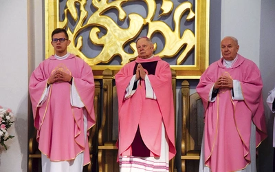  Liturgię koncelebrowali: ks. G. Opiela (z lewej) i ks. prof. Stanisław Łabendowicz.