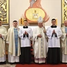 Klerycy trzeciego roku z bp. Markiem Solarczykiem i zarządem Wyższego Seminarium Duchownego.  