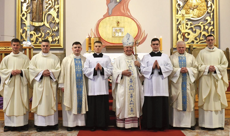 Klerycy trzeciego roku z bp. Markiem Solarczykiem i zarządem Wyższego Seminarium Duchownego.  