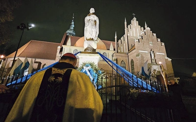  Figura Niepokalanej została ustawiona  w 1858 roku.