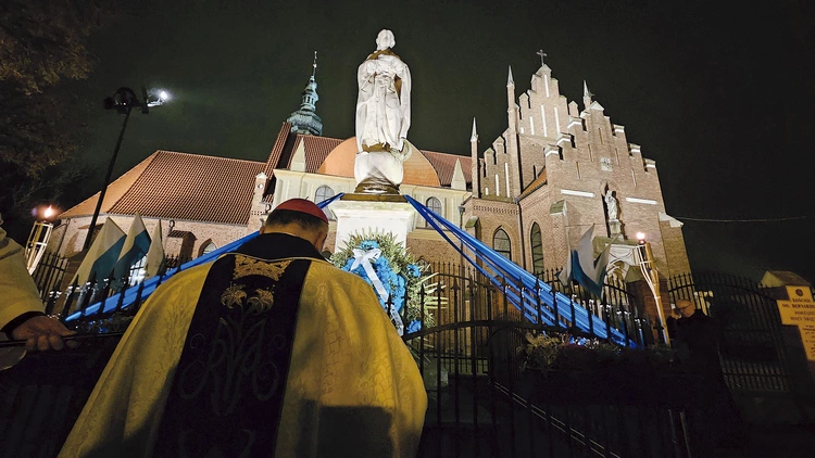  Figura Niepokalanej została ustawiona  w 1858 roku.