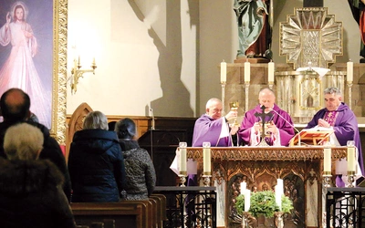 Mszę św. celebrowali (od lewej) ks. Kazimierz Marchewka, bp Marek Solarczyk i o. Juniper Ostrowski.
