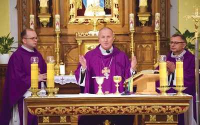  W koncelebrze uczestniczyli ks. Maciej Korczyński (z prawej) i ks. Dawid Karaś.