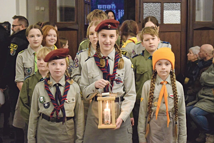 W tym roku Betlejemskie Światło Pokoju dotarło do Polski po raz trzydziesty piąty.