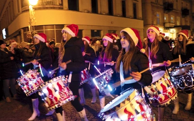  Wydarzenie rozpoczęła parada światła.