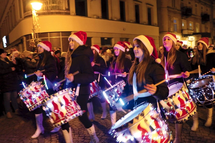  Wydarzenie rozpoczęła parada światła.