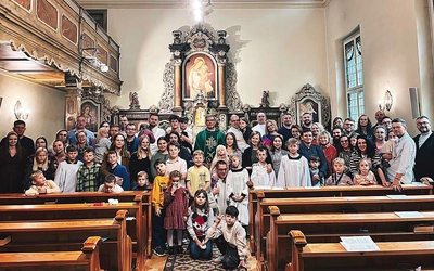 Duchowość małżeńska proponowana przez Domowy Kościół realizowana jest poprzez przyjęcie elementów formacyjnych nazywanych zobowiązaniami lub darami. To codzienna modlitwa osobista, małżeńska i rodzinna, regularne spotkanie ze słowem Bożym, comiesięczny dialog małżeński i wynikająca z niego reguła życia, uczestnictwo przynajmniej raz w roku w rekolekcjach. Na zdjęciu: rejon głogowski DK na rekolekcjach w Bardzie Śląskim.