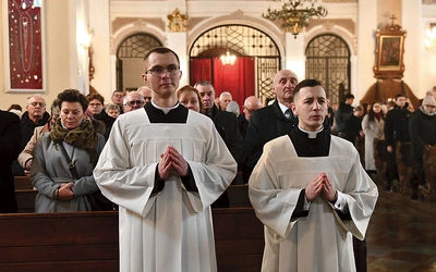 Sutanna poprzez prosty krój i czarny kolor ma wyrażać pokorę, skromność, wyrzeczenie się świata i oddanie się Bogu.