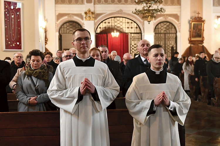 Sutanna poprzez prosty krój i czarny kolor ma wyrażać pokorę, skromność, wyrzeczenie się świata i oddanie się Bogu.