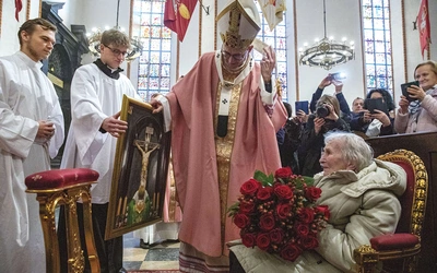 Abp Galbas wręczył Barbarze Gancarczyk-Piotrowskiej  wizerunek Krzyża Baryczkowskiego.  W imieniu całej archidiecezji warszawskiej metropolicie  za rok posługi w stolicy podziękowała rodzina  Anny i Krzysztofa Krupów.