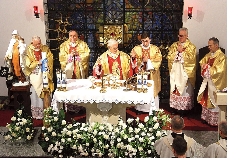  Eucharystii przewodniczył abp Wiktor Skworc, a koncelebrowali biskupi, księża infułaci i kilkudziesięciu innych kapłanów. 