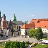 Jakie szaty i przedmioty towarzyszą objęciu posługi biskupa krakowskiego?