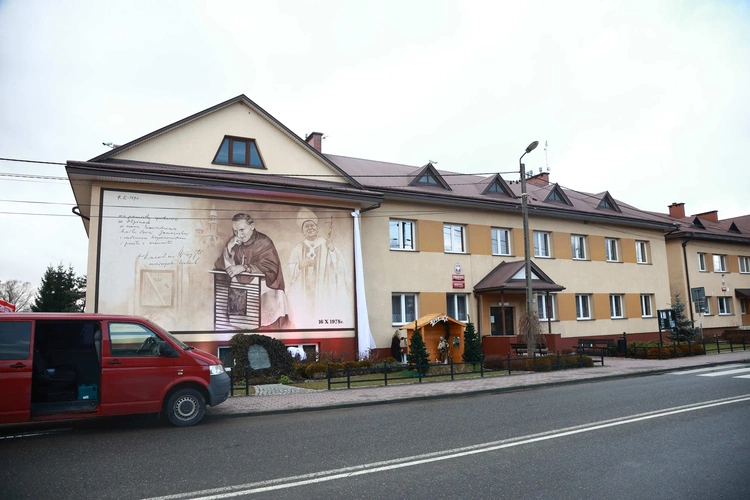 Mural z wizyty kardynała