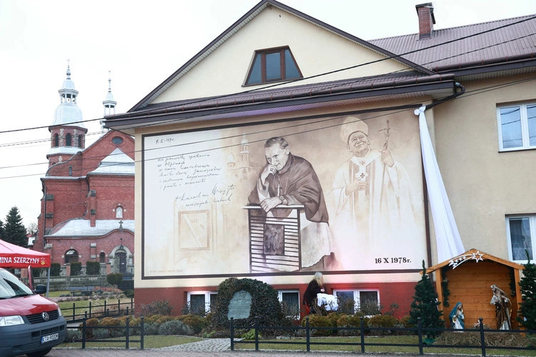 Mural z wizyty kardynała