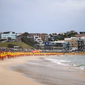 Setki ratowników złożyły hołd ofiarom zamachu na plaży Bondi w Sydney