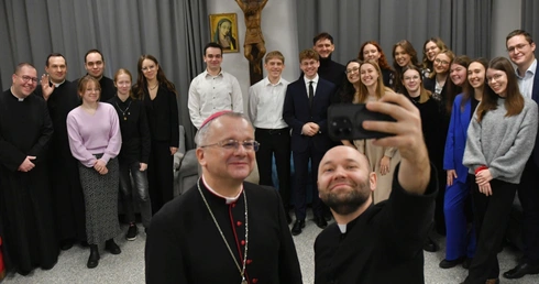 Biskup spotkał się z Młodzieżową Radą Duszpasterską w Rokitnie