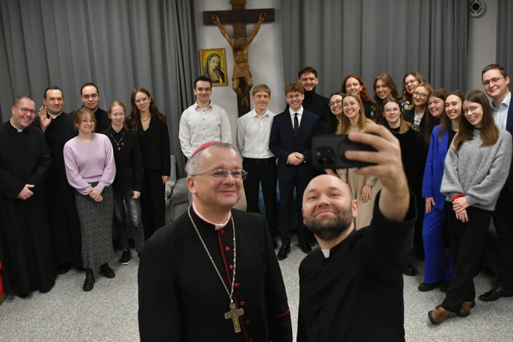 Biskup spotkał się z Młodzieżową Radą Duszpasterską w Rokitnie