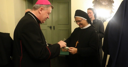 Spotkanie świąteczne osób konsekrowanych z wrocławskimi biskupami