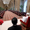Papież przemawiający do tworzących rzymską kurię