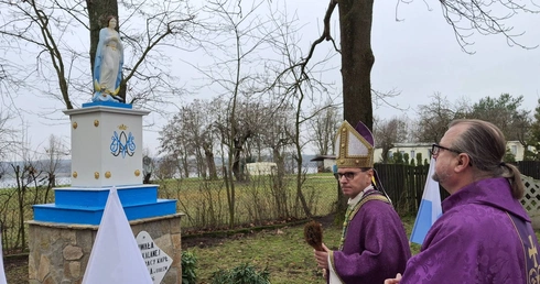 Białe k. Gostynina. Zatroskani o symbole wiary