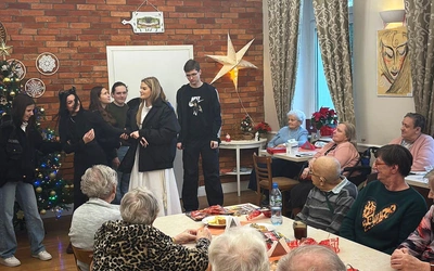 Nożyczki, jasełka i glany, czyli młodzież dla seniorów