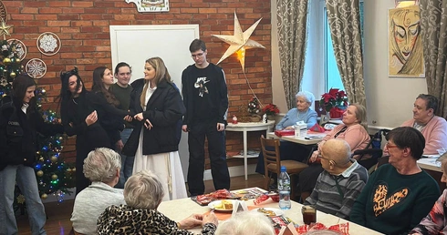 Nożyczki, jasełka i glany, czyli młodzież dla seniorów
