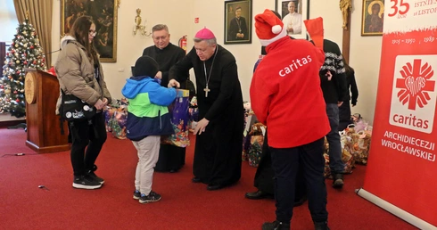 Finał akcji "Nasza Paka". Wrocławska Caritas rozdała ponad 330 paczek dzieciom z rodzin potrzebujących