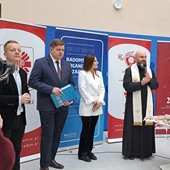 Życzenia złożyli ks. Damian Drabikowski i Marta Michalska-Wilk.