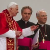 Papież Benedykt XVI, dzisiejszy abp Georg Gänswein i abp Piero Marini