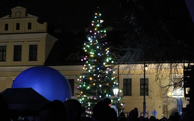 Kraków. Zabłysły światełka na choince pod oknem papieskim
