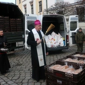 Ubodzy i potrzebujący otrzymali paczki żywnościowe na święta na Ostrowie Tumskim